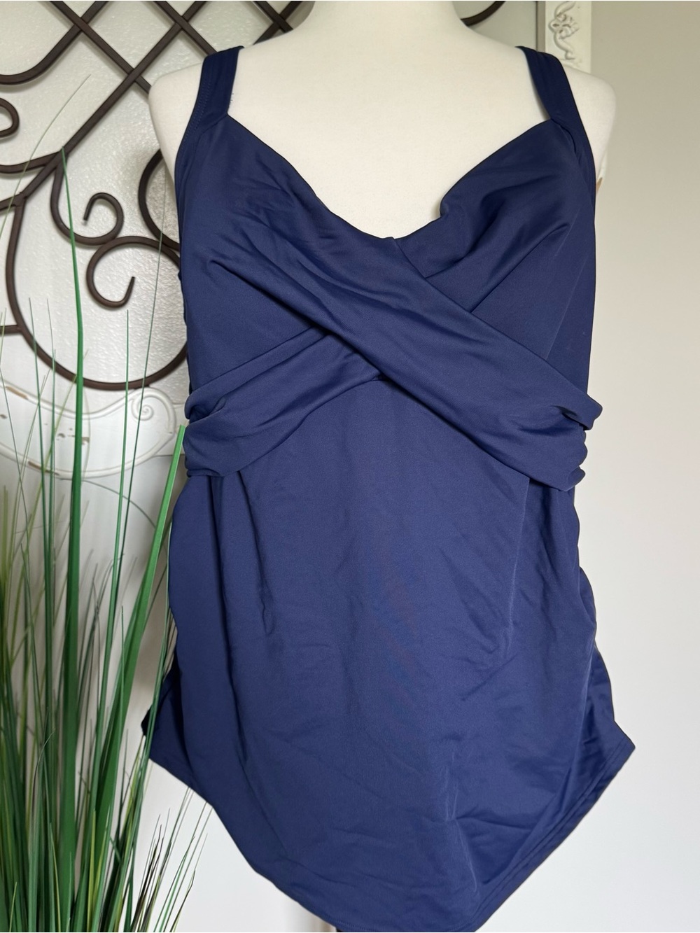 LANDS’ END Size 20W Navy Blue Tankini Top with Underwire Support